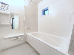 一日の疲れを癒すための心地よい浴室はゆとりあるサイズを採用。浴室乾燥機付き!汚れにくくお手入れしやすい浴室です。
■八王子市子安町1 新築一戸建■