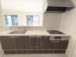 対面キッチなのでリビングにいる家族の様子がうかがえるので小さなお子様がいても安心ですね。
■日野市西平山5丁目 新築戸建て■