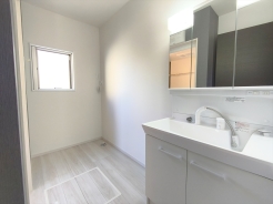 サニタリースペースには窓が備えられております。毎朝の身支度も、陽の光差し込む明るい空間で、快適にお使い頂けそうです。
■日野市西平山5丁目 新築戸建て■