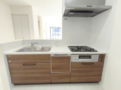 収納力のあるシステムキッチンには浄水器を完備。お手入れのしやすさや機能性、デザイン性に優れています。
■八王子市散田町1 新築一戸建■