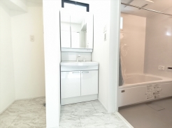 大きな三面鏡がついた洗面化粧台。鏡の裏にも収納があり洗面台がすっきりと片付きます。朝の身支度にも大変便利です。
■八王子市散田町1 新築一戸建■