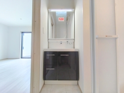 サニタリースペースには窓が備えられております。毎朝の身支度も、陽の光差し込む明るい空間で、快適にお使い頂けそうです。
■国立市富士見台1 新築一戸建て■