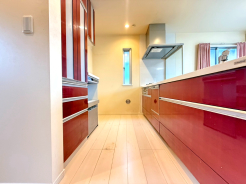 カウンターキッチンにはキッチンとデザインの合ったカップボードが付いて、毎日のお料理が楽しくなりそうです。小窓もついていて匂いもこもりません。■武蔵村山市中藤5丁目 中古戸建■