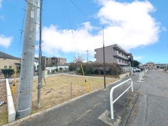 街に溶けこみ美しい景観を生み出すこの邸宅は採光や風通しまで考え抜いて設計しました。2階LDKで開放感があります。2026年3月の完成予定です。■府中市小柳町2 新築一戸建て■