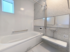 一日の疲れを癒すための心地よい浴室はゆとりあるサイズを採用。浴室乾燥機付き!汚れにくくお手入れしやすい浴室です。
■小金井市貫井北町3 新築一戸建て■