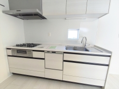 収納力のあるシステムキッチンには浄水器を完備。お手入れのしやすさや機能性、デザイン性に優れています。
■小金井市貫井北町3 新築一戸建て■