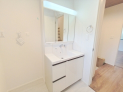 大きな三面鏡がついた洗面化粧台。鏡の裏にも収納があり洗面台がすっきりと片付きます。朝の身支度にも大変便利です。■小金井市前原町2 新築一戸建て■