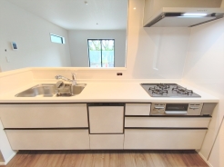 オープンなカフェスタイルキッチンはご夫婦で、お子様と一緒に料理も楽しそう!毎日の家事をちょっとラクにする食洗機付!■小金井市前原町2 新築一戸建て■