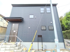 駐車が苦手な方にも嬉しい広々としたカースペースが特徴です。■調布市深大寺北町6 新築一戸建て■