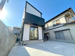 子育てにも嬉しい、緑豊かな自然が広がる閑静な住宅地、南向きの邸宅です。この機会に是非現地をご覧ください。■調布市国領町7 新築一戸建て■