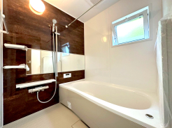 一日の疲れを癒すための心地よい浴室はゆとりあるサイズを採用。浴室乾燥機付き!汚れにくくお手入れしやすい浴室です。■稲城市大丸 新築一戸建て■