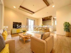 陽光ふりそそぐ明るいリビング。対面式キッチンは、家事をしながら家族の様子が一目でわかる安心&便利設備
※家具はCG加工しております。■稲城市大丸 新築一戸建て■