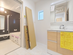 清潔なパウダールームは身だしなみチェックや肌のお手入れに最適です。収納もあり、スッキリと見映えの良い空間に拵えました。時間に余裕とゆとりを持たせます。
■三鷹市中原4 新築一戸建て■