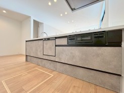 対面キッチなのでリビングにいる家族の様子がうかがえるので小さなお子様がいても安心ですね。
■国分寺市戸倉3 新築一戸建■