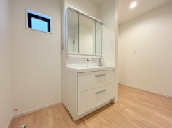 サニタリースペースには窓が備えられております。毎朝の身支度も、陽の光差し込む明るい空間で、快適にお使い頂けそうです。
■国分寺市戸倉3 新築一戸建■