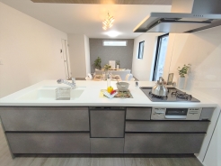 お料理やお茶の準備をしながらリビングが見渡せる対面キッチン。
■調布市飛田給2 新築一戸建て■