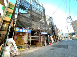 1号棟の現地写真。3LDKSビルトイン車庫で欲しい設備も満載です!キッチンにはパントリーもついて大変便利です。■調布市西つつじヶ丘1 新築一戸建て■