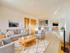 南向きの大きな窓からは柔らかな光が差し込み、1年を通して明るくリビングを照らしてくれます。自然と家族の笑顔と心穏やかな一時を感じる事ができる、そんな空間になりました。※家具等はCG加工しております。■八王子市東浅川町 新築一戸建■