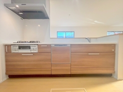 収納力のあるシステムキッチンには浄水器を完備。お手入れのしやすさや機能性、デザイン性に優れています。■八王子市東浅川町 新築一戸建■