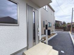 玄関はおうちの顔です。いつも明るくキレイな状態でご家族の帰りをお待ちします。
■府中市清水が丘3 新築一戸建■