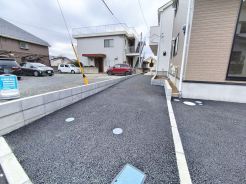 カースペースはアスファルト仕上げ。雨の日でも足元を気にすることなく駐車できます。
■府中市清水が丘3 新築一戸建■