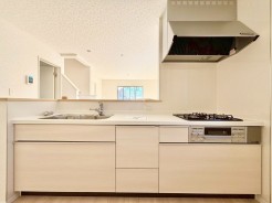 キッチンからリビング全体を見渡せるので、小さなお子様がいらしても様子を見ながら家事ができますね。
■府中市清水が丘3 新築一戸建■