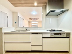 食器洗浄乾燥機、ビルトイン浄水器が装備された対面式カウンターキッチン。リビングが見渡せる設計は、小さなお子様がいるご家庭でも料理をしながら様子が伺える安心設計■府中市武蔵台1 新築一戸建て■