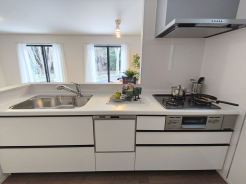 キッチンからリビング全体を見渡せるので、小さなお子様がいらしても様子を見ながら家事ができますね。
■調布市深大寺1 新築一戸建て■