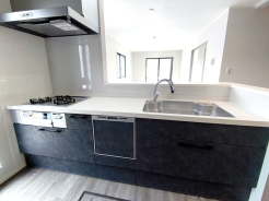 キッチンからリビング全体を見渡せるので、小さなお子様がいらしても様子を見ながら家事ができますね。
■八王子市緑町 新築戸建て■