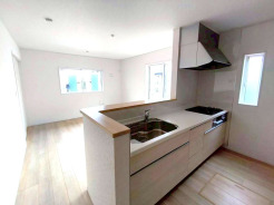 収納力豊富なシステムキッチン。床下収納も付いてキッチンスペースはいつでもスッキリ■立川市若葉町3 新築一戸建て■