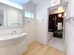 暮らしを快適に変えるシャワー付洗面台を採用。爽やかに気持ちよく1日が始められるように、美しい洗面化粧台をご用意しました。■立川市若葉町3 新築一戸建て■