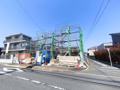 駐車場は嬉しい各棟2台スペースがございます。駅から歩いてもよし、会社から車で帰ってきてもよし。理想の住まいかもしれません!■日野市神明3丁目 新築戸建て■