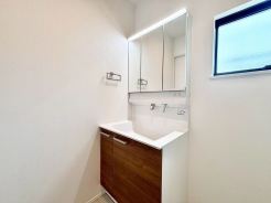 大きな三面鏡がついた洗面化粧台。鏡の裏にも収納があり洗面台がすっきりと片付きます。朝の身支度にも大変便利です。
■府中市北山町4丁目 新築戸建て■