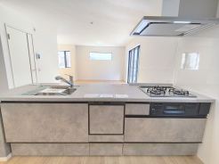 収納力のあるシステムキッチンには浄水器を完備。お手入れのしやすさや機能性、デザイン性に優れています。
■八王子市元横山町3 新築一戸建て■