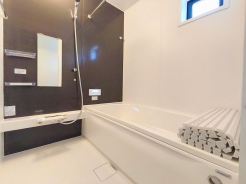 一日の疲れを癒すための心地よい浴室はゆとりあるサイズを採用。浴室乾燥機付き!汚れにくくお手入れしやすい浴室です。
■八王子市元横山町3 新築一戸建て■