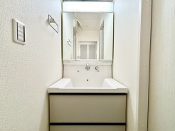 洗面台には三面鏡を採用。身だしなみを整えやすい事はもちろんですが、鏡の後ろに収納スペースを設ける事により、散らかりやすい洗面スペースをすっきりさせる事が出来るのも嬉しいですね。■府中市若松町2 新築一戸建て■