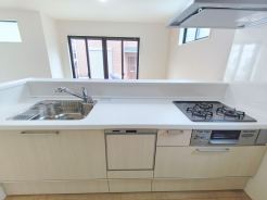 お料理やお茶の準備をしながらリビングが見渡せる対面キッチン。
■国立市北3丁目 新築一戸建て■