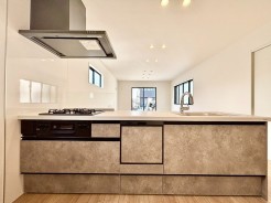 キッチンからリビング全体を見渡せるので、小さなお子様がいらしても様子を見ながら家事ができますね。
■府中市西府町3 新築一戸建て■