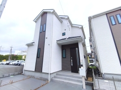 街に溶けこみ美しい景観を生み出すこの邸宅は採光や風通しまで考え抜いて造りあげました。■府中市日新町3 新築一戸建■