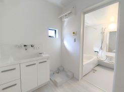 清潔なパウダールームは身だしなみチェックや肌のお手入れに最適です。収納もあり、スッキリと見映えの良い空間に拵えました。時間に余裕とゆとりを持たせます。
■国立市富士見台3 新築一戸建■