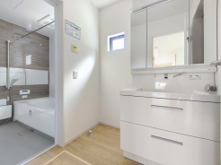 サニタリースペースには窓が備えられております。毎朝の身支度も、陽の光差し込む明るい空間で、快適にお使い頂けそうです。
■国立市東3 新築一戸建て■