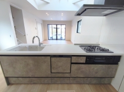 キッチンからリビング全体を見渡せるので、小さなお子様がいらしても様子を見ながら家事ができますね。
■国立市東3 新築一戸建て■