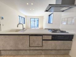 キッチンに立った位置から、リビングにいる家族に目線が届く見守りキッチン!
■国分寺市日吉町4丁目 新築一戸建て■