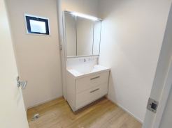 清潔なパウダールームは身だしなみチェックや肌のお手入れに最適です。収納もあり、スッキリと見映えの良い空間に拵えました。時間に余裕とゆとりを持たせます。
■国分寺市日吉町4丁目 新築一戸建て■