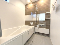 一日の疲れを癒すための心地よい浴室はゆとりあるサイズを採用。浴室乾燥機付き!汚れにくくお手入れしやすい浴室です。
■小金井市緑町3 新築一戸建て■