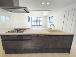 フルオープンな対面キッチンはお部屋全体が見渡せます。家事をしながら家族と楽しく会話したり、小さなお子様に目を配ることができます。
■小金井市緑町3 新築一戸建て■