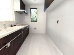 お掃除しやすくお手入れ簡単、火力の調整がしやすいIHコンロを採用。お部屋を見渡せる対面式なので、小さなお子様がいても安心ですね。
■国立市中2 新築一戸建て■