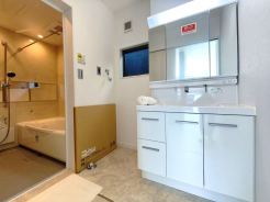 洗面台には三面鏡を採用。身だしなみを整えやすい事はもちろんですが、鏡の後ろに収納スペースを設ける事により、散らかりやすい洗面スペースをすっきりさせる事が出来るのも嬉しいですね。
■国立市中2 新築一戸建て■