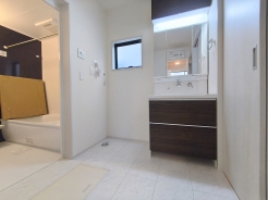 清潔なパウダールームは身だしなみチェックや肌のお手入れに最適です。収納もあり、スッキリと見映えの良い空間に拵えました。時間に余裕とゆとりを持たせます。
■立川市砂川町7 新築一戸建て■