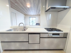 キッチンからリビング全体を見渡せるので、小さなお子様がいらしても様子を見ながら家事ができますね。■立川市砂川町7 新築一戸建て■